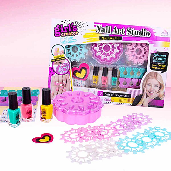 Style at Your Fingertips on nail art studio Shine&Glam It Up, Girls
