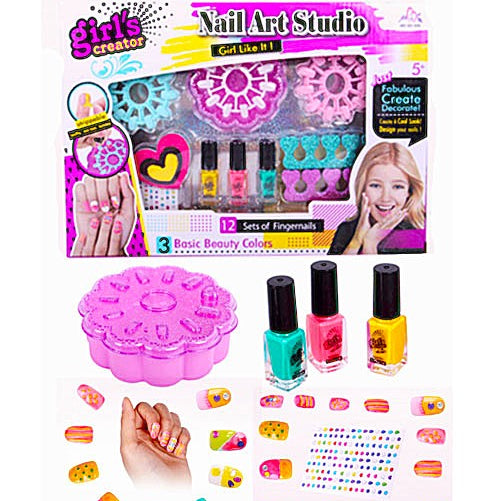 Style at Your Fingertips on nail art studio Shine&Glam It Up, Girls
